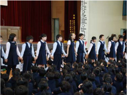 合唱を披露する漢陽初等学校の児童