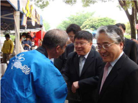 石松惇教授（左）とコウ・チュンソ済州大学校総長（右端）