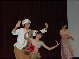 タイの留学生と日本人学生によるタイ舞踏