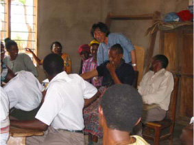 ケニアの学校の父母に研究内容 を説明する嶋田教授