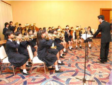 祝賀会の冒頭で演奏を行う 附属小学校金管バンド部