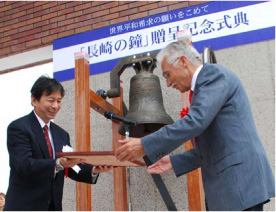 松山医学部長（左）による記念プレートの贈呈
