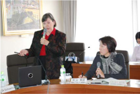 講演するシュワルツ博士（左）と通訳の松山教授
