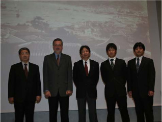左から兼松教授，ブライアン・バークガフニ氏， 松山医学部長，粕谷泰祐さん，伊藤医学部副学部長