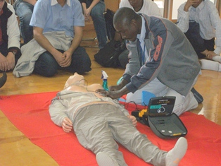 AEDの使用方法を学ぶ留学生