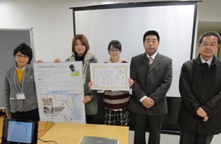 左から、長田さん、樫山さん、岸川さん、小山准教授、林教授（アドバイザー教員）