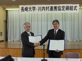 片峰学長と遠藤雄幸・川内村村長（写真右）が協定書に調印