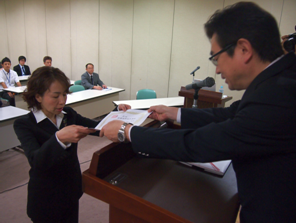 下川医学部長から表彰状を授与される林田助教