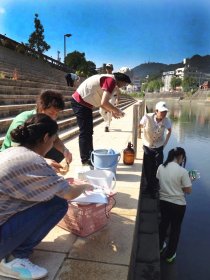長崎市浦上川にて河川水試料を採取する環境分析化学研修の様子