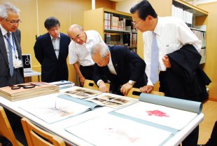 附属図書館で古写真を閲覧する谷川副大臣