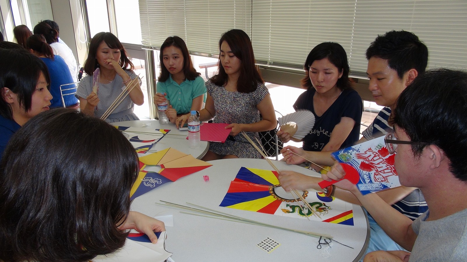 学生交流で韓国の凧を作成