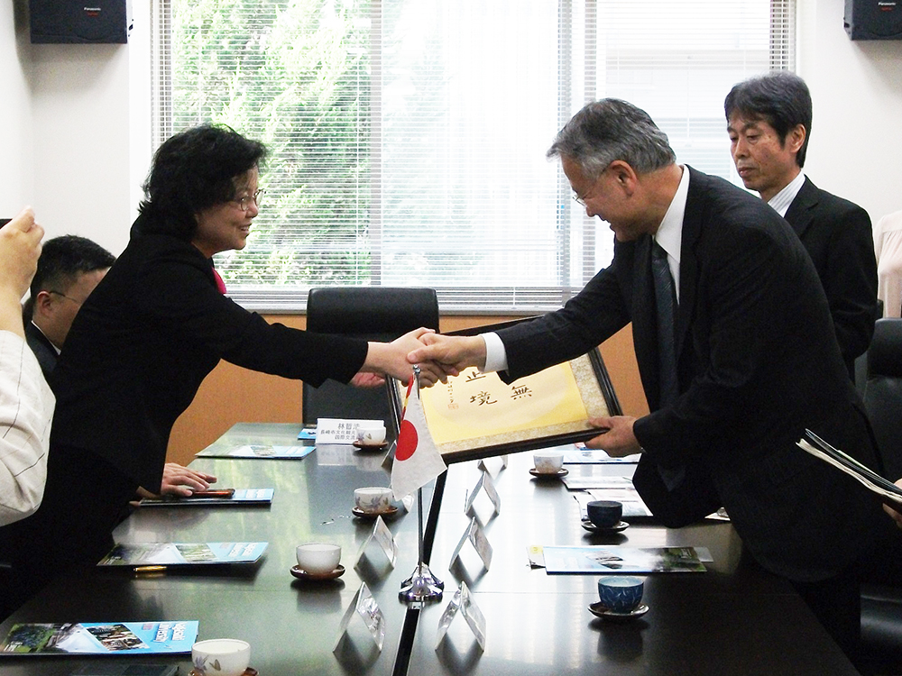 握手する呉月霞中山市副市長と山下理事