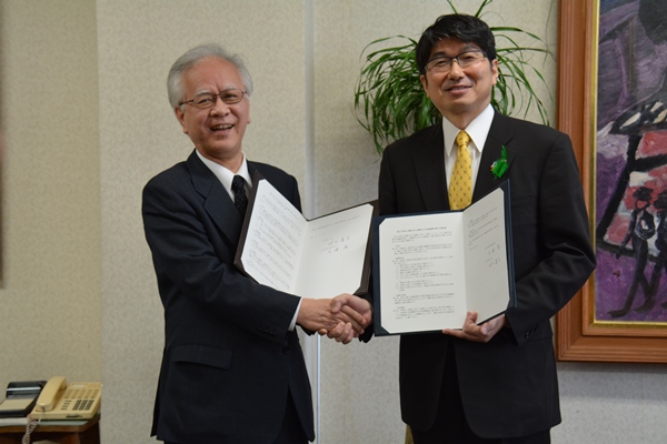 左から片峰学長と田上市長