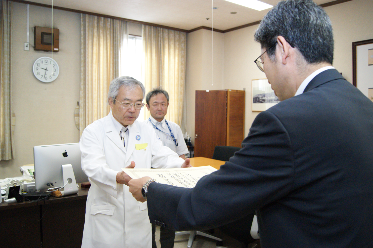 賞状を受け取る河野病院長