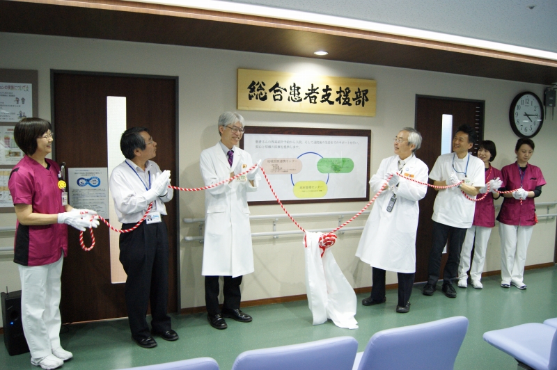 左より大塚病床管理副センター長、鳥居事務部長、宮?総合患者支援部長、河野病院長、川?総合患者支援部副部長、宮?総合患者支援部副部長、田平地域医療連携副センター長