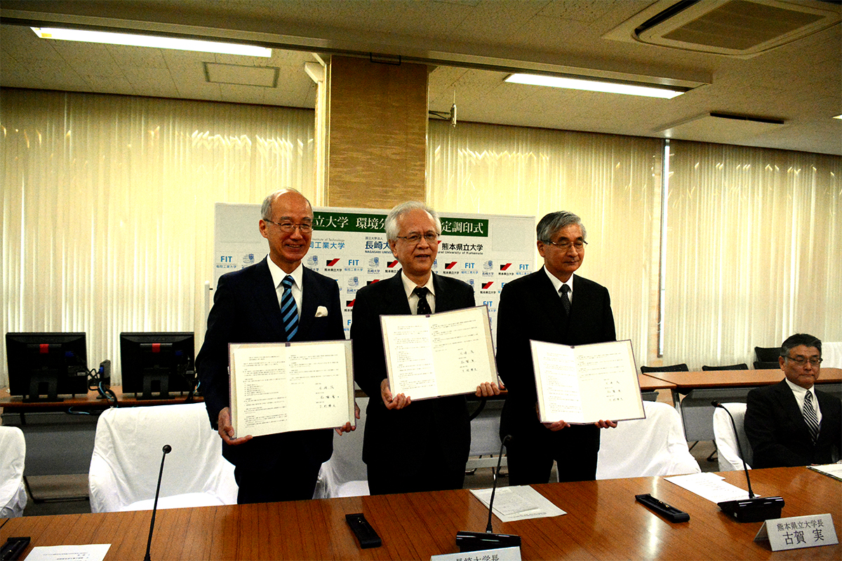 協定書を掲げる３大学長　（左から下村学長，片峰学長，古賀学長）