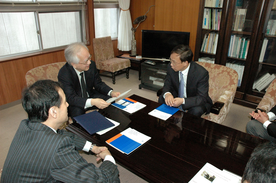 懇談する聂副院長と片峰学長