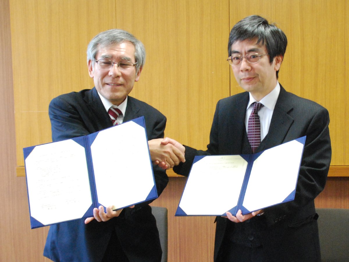 渡辺会長（左）と岡田学部長