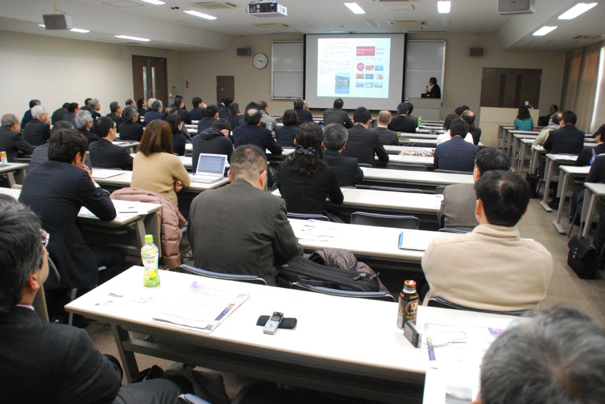 経済学部黒滝氏の特別講演の様子