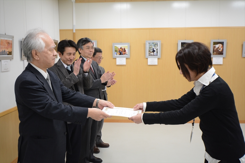 表彰状を授与する片峰学長（左）と学長賞を受賞した小林裕美さん（右）