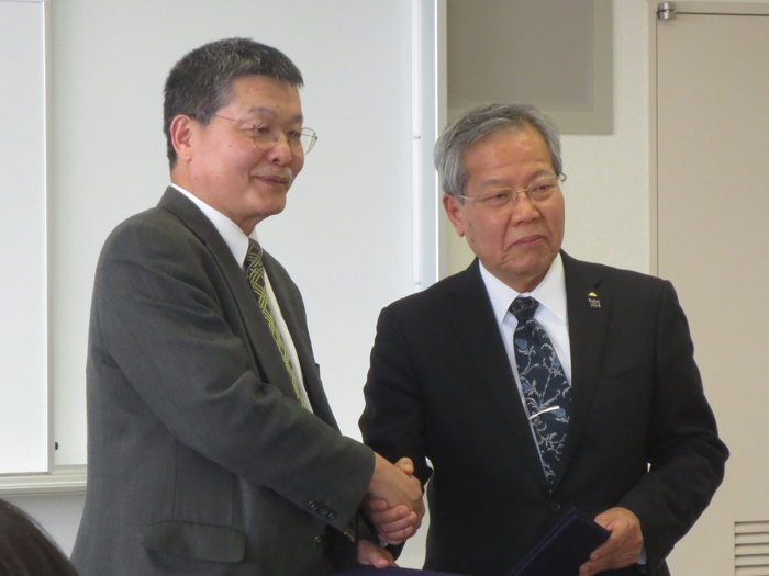握手する増崎病院長（写真左）と病院米倉企業団長