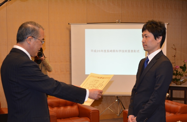 中村知事から表彰を受ける森講師