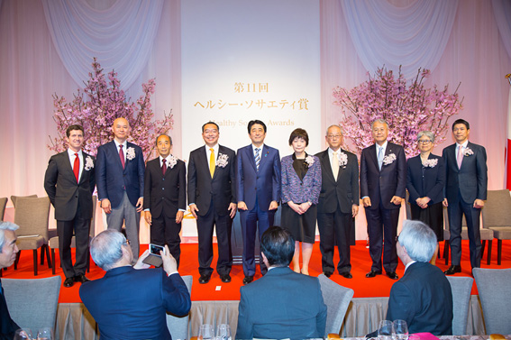 (2015年3月25日安倍晋三首相を囲む受賞者らとの記念写真；賞事務局撮影)