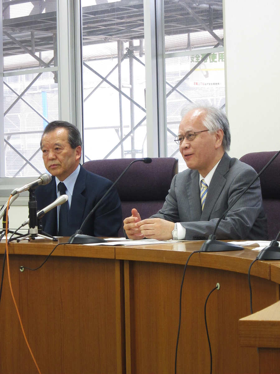（左から）菊池臣一福島県立医大学長と片峰茂長崎大学長