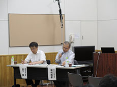 有識者会議の検討結果を説明する福崎博孝議長（右）