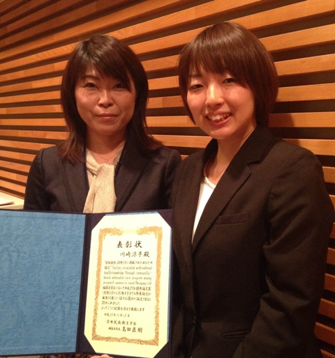 医歯薬学総合研究科 川崎涼子助教（左）と共同執筆者の伊藤はるかさん（右）