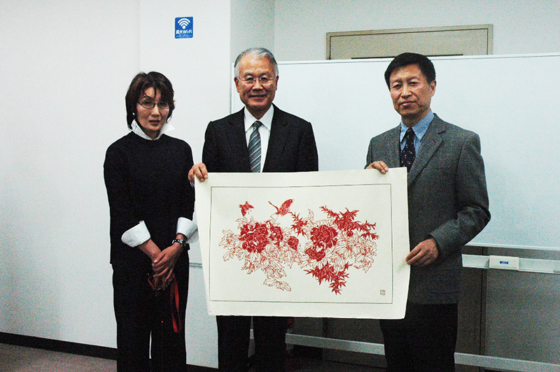 左から）鈴木教授、山下理事、楊常務副会長