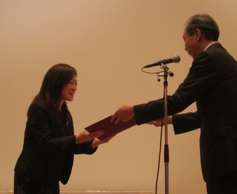 表彰状を受け取る伊東副学長（写真左側）