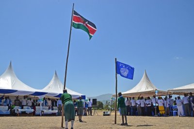 式典の最初にケニア国旗と長崎大学校旗を掲揚し、全員起立してケニア国家を斉唱