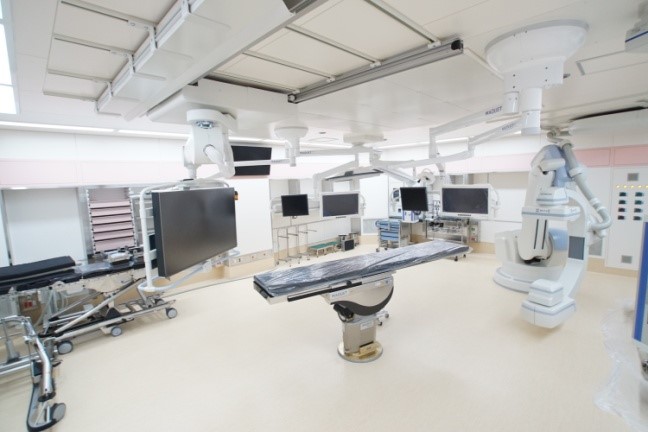 手術台と放射線撮影装置を組み合わせた ハイブリッド手術室
