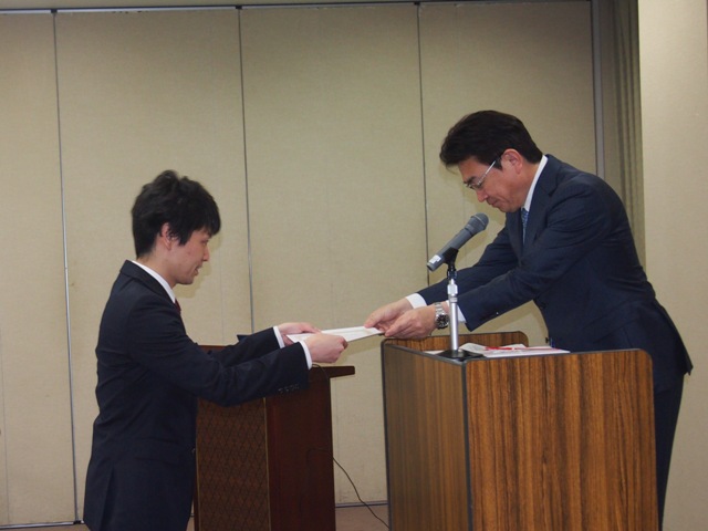 下川医学部長から表彰状を授与される森講師