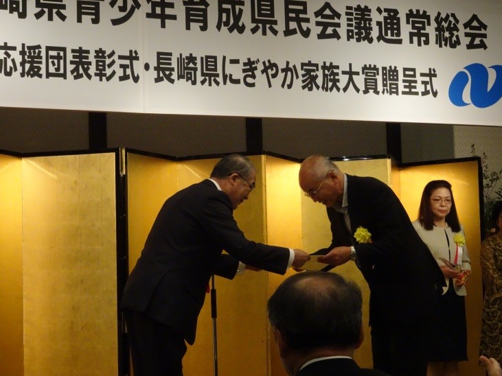 中村知事から表彰状を授与される西田デスクマネージャー