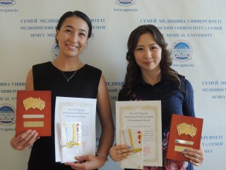 セメイ医科大学での２０１７年度長崎国際医学生奨励賞受賞者の医学生２名