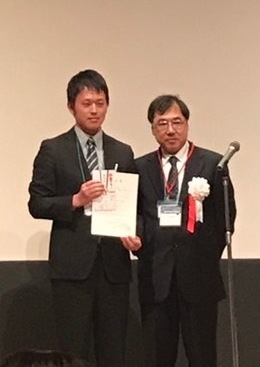 右）大会長 宮崎英士氏，左）受賞者 陶山和晃君