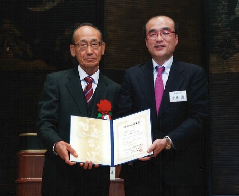 五十嵐三津雄会長（左）と小林透教授（右）の記念写真