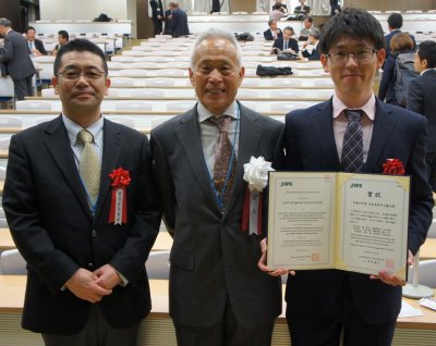 授賞式にて。左より阪倉教授、日本水産学会長 塚本勝巳 日本大学教授、沖田光玄博士（水産・環境科学総合研究科修了・現 西海区水産研究所）