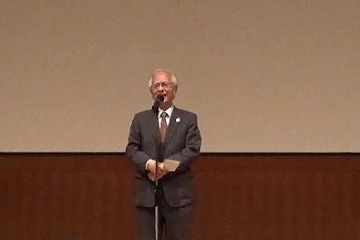 開会の挨拶を行う片峰学長特別顧問