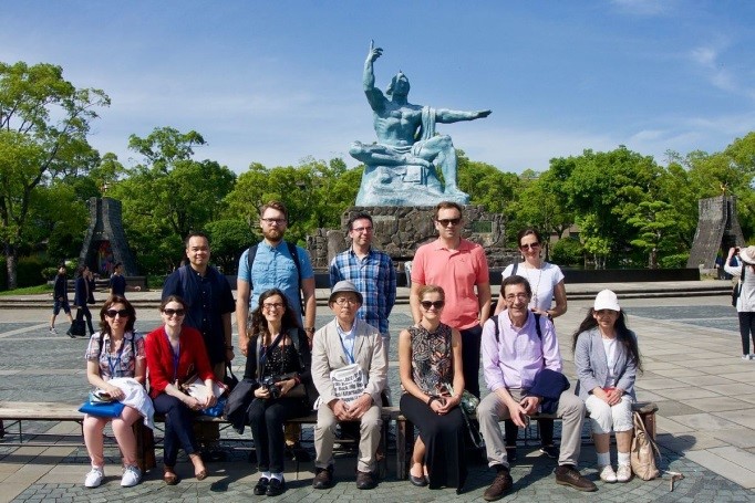 5月24日：平和祈念像前で集合写真