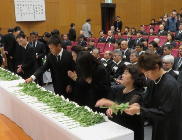 献花を捧げる参列者