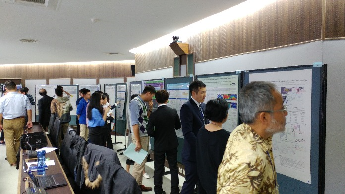 国立台湾海洋大学との共同シンポジウムで行ったポスタープレゼンテーションの様子