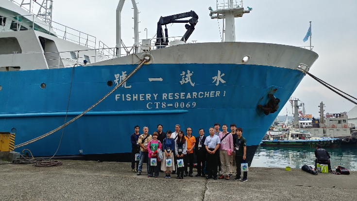 台湾行政院農業委員会水産試験所（FRI）を見学後、所属船の水試一号前で集合写真