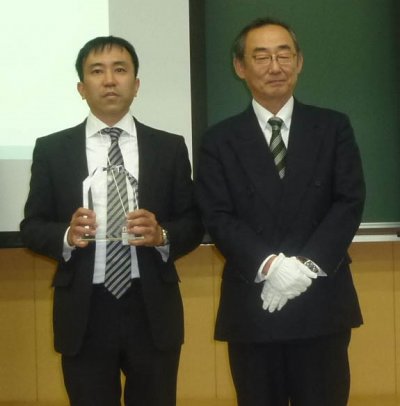 受賞した淵上准教授（左）と 家入日本薬学会九州支部長（右）