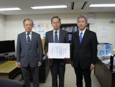 経済学部の松本睦樹教授が「労働行政功労者表彰」を受彰しました