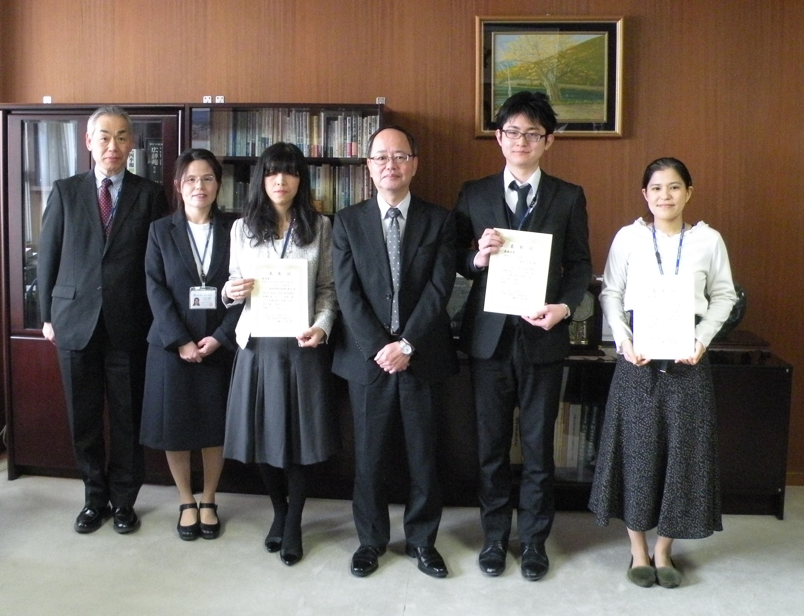 横町財務担当理事（右から３番目）と各賞受賞者