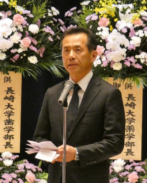 式辞を述べる 永安医学部長