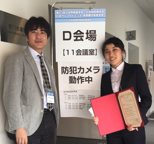 医学部医学科6年生 山口恵利帆さん（右）と尾長谷准教授